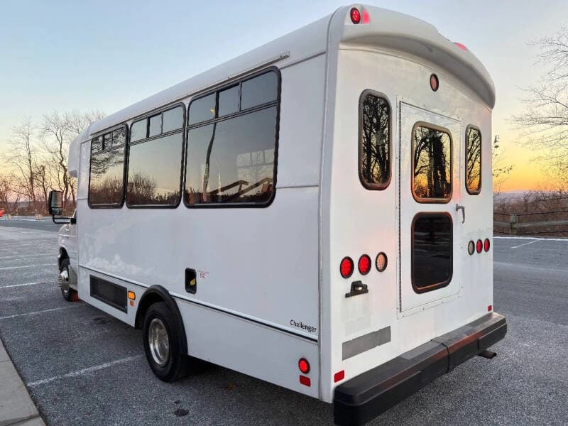 2015 Ford E-350 - Image 5