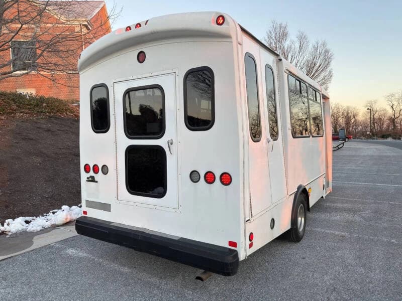 2015 Ford E-350 - Image 6