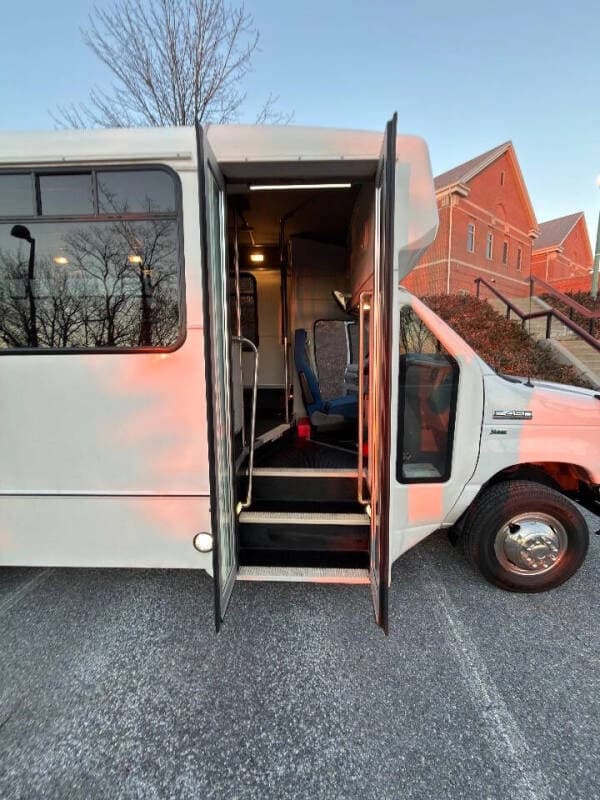 2015 Ford E-350 - Image 7