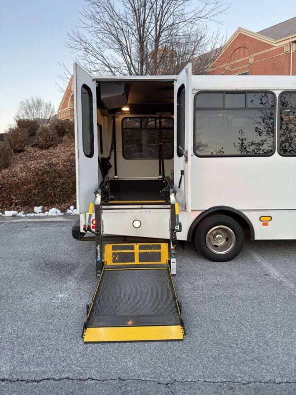 2015 Ford E-350 - Image 8