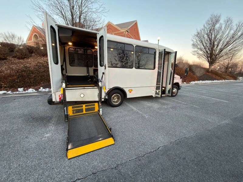 2015 Ford E-350 - Image 9