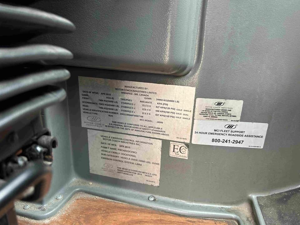2015 MCI J4500 Coach - Image 2