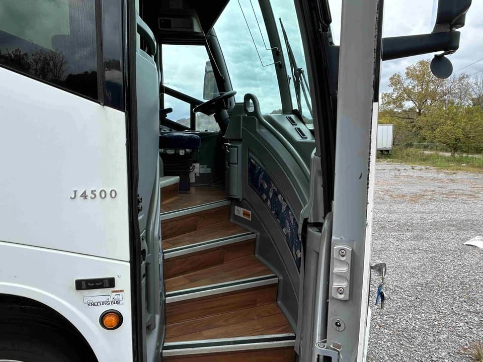 2015 MCI J4500 Coach - Image 18