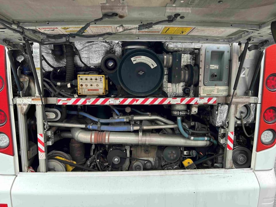 2015 MCI J4500 Coach - Image 3