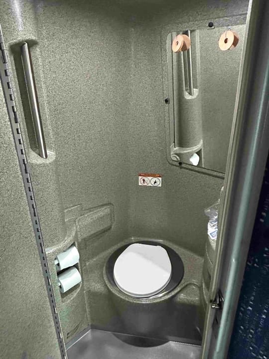 2015 MCI J4500 Coach - Image 24