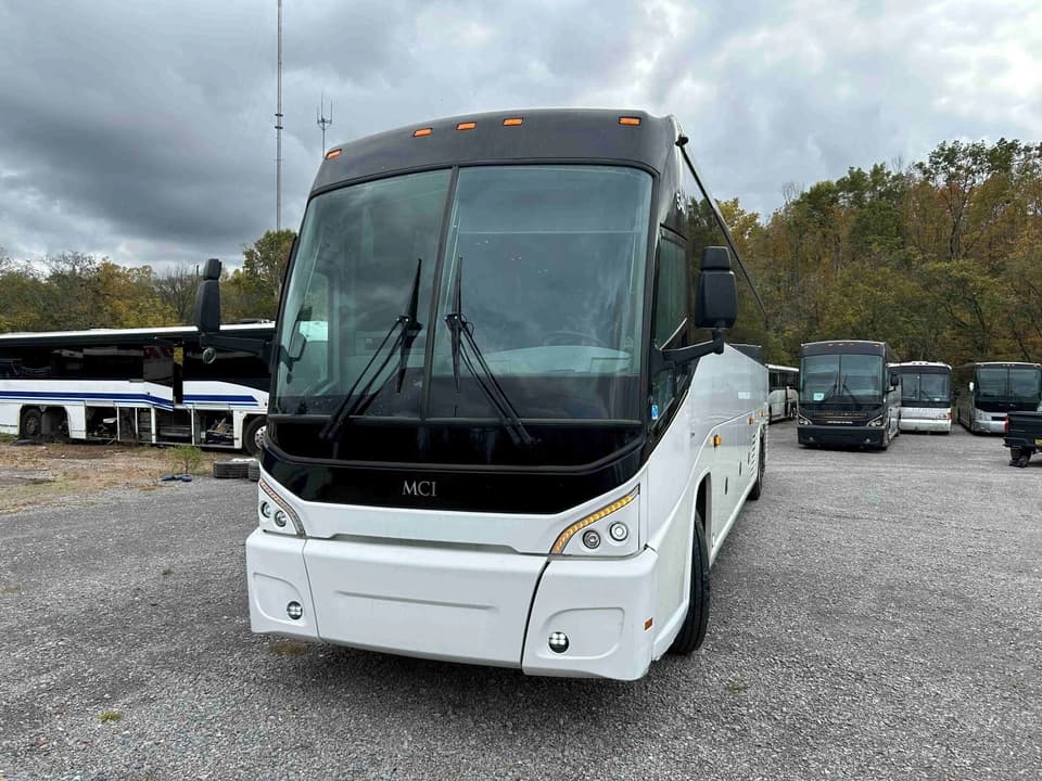 2015 MCI J4500 Coach - Image 7