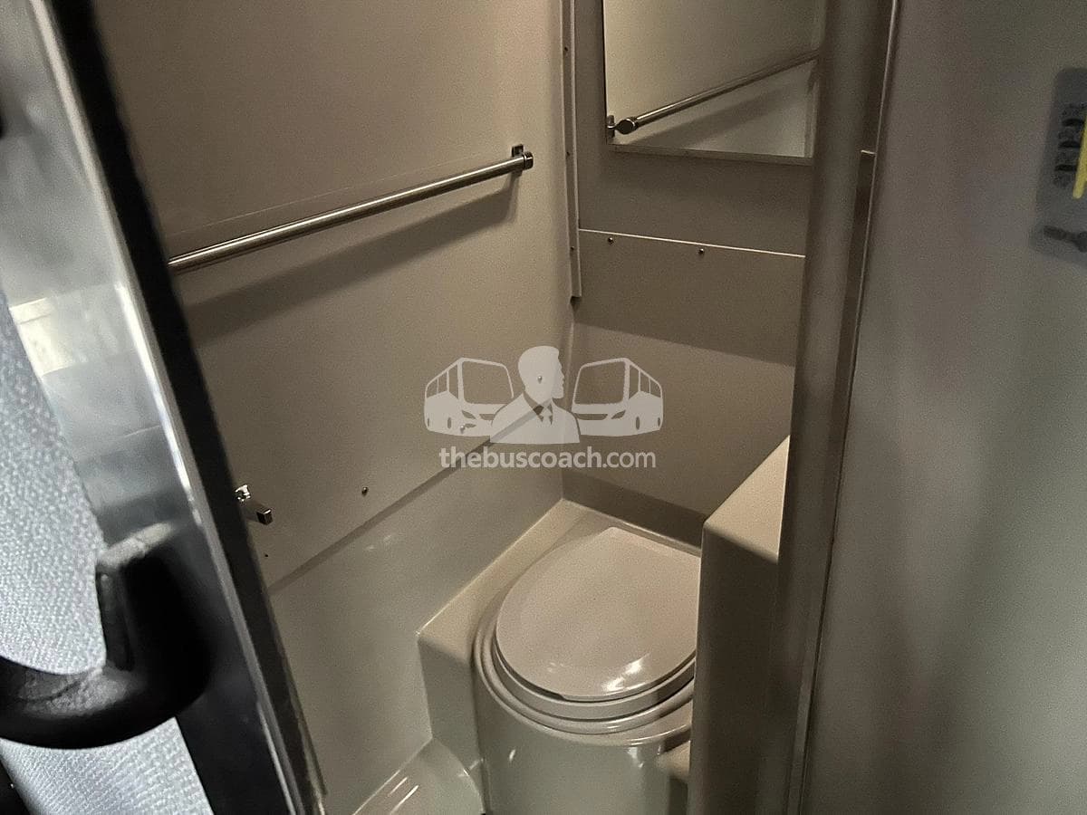 2018 Prevost X3-45 ADA - Image 4