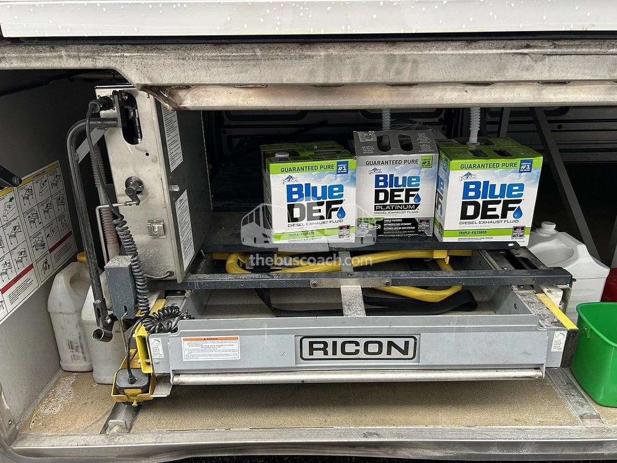 2018 Prevost X3-45 ADA - Image 8