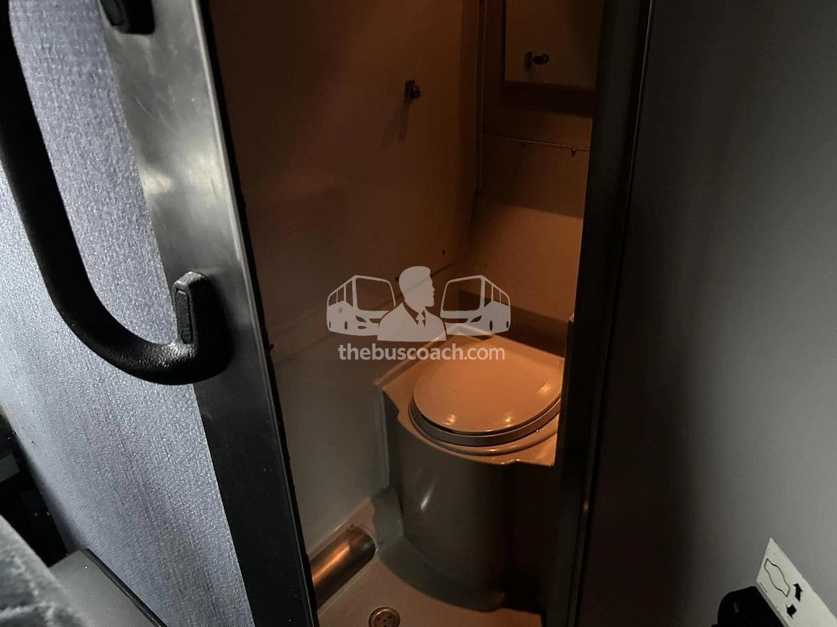 2015 Prevost X3-45 ADA - Image 4