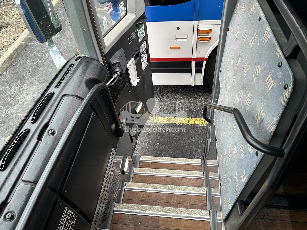 2015 Prevost X3-45 ADA - Image 10