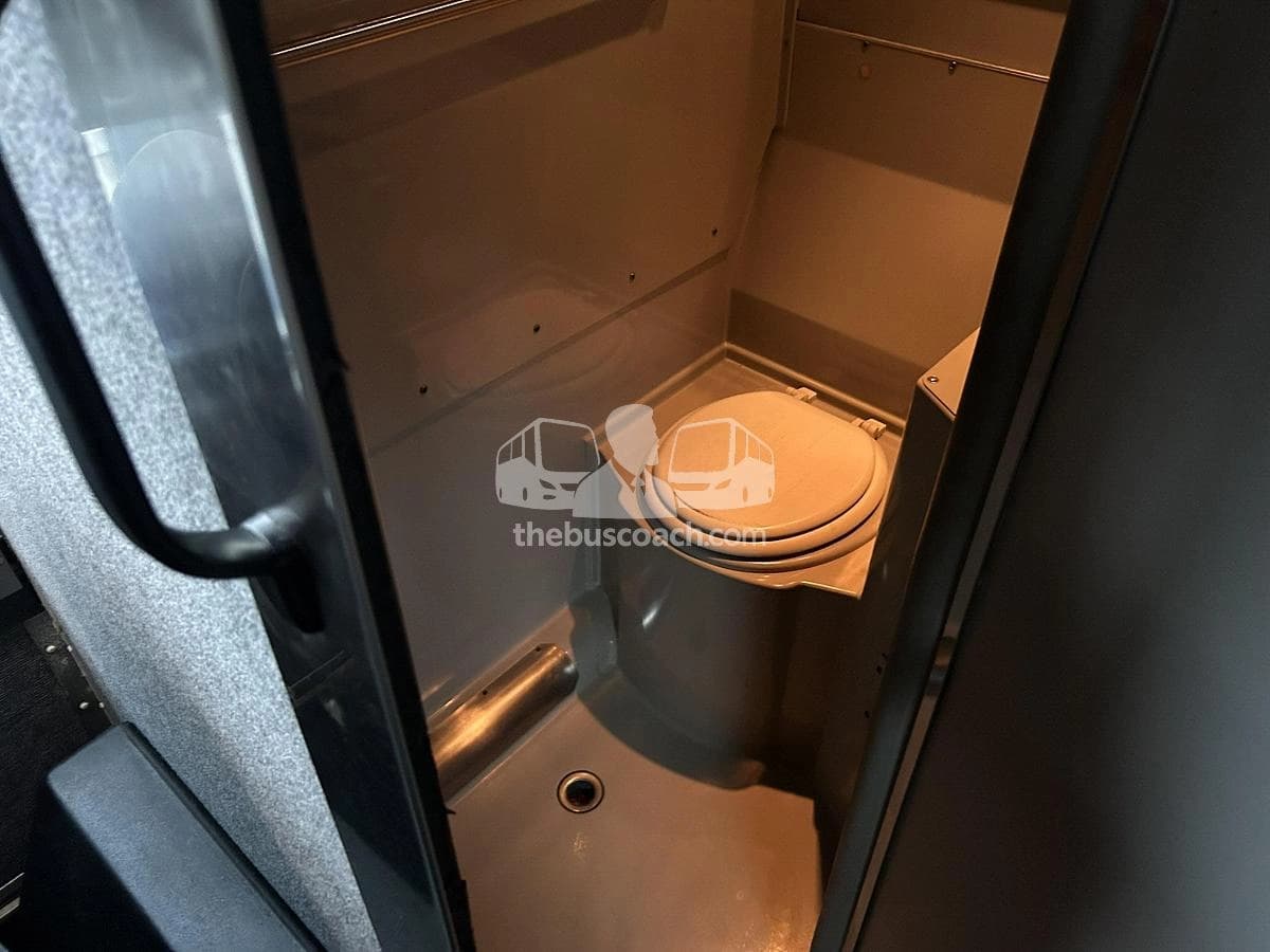 2013 Prevost X3-45 ADA - Image 3