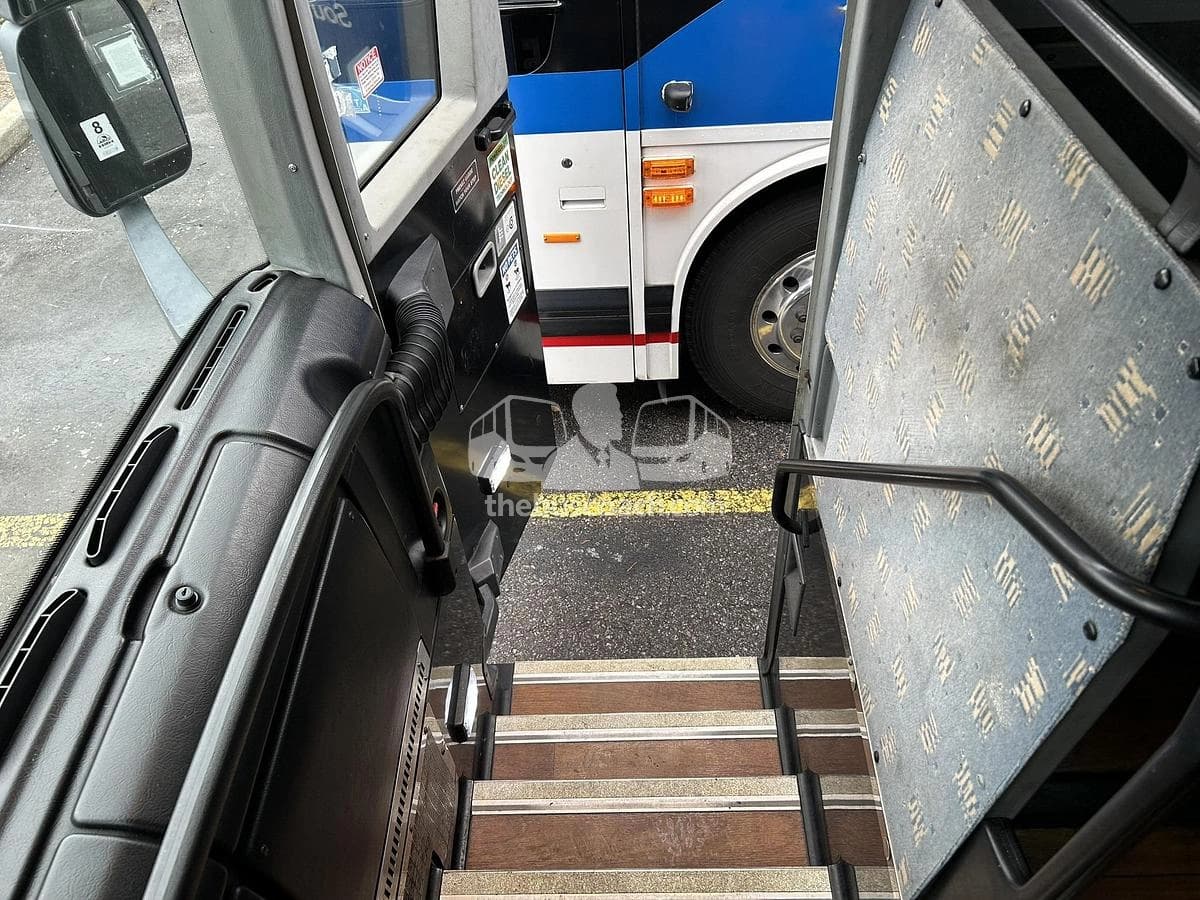 2013 Prevost X3-45 ADA - Image 5