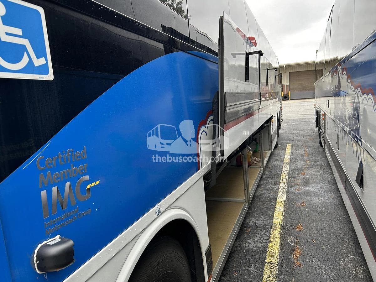 2013 Prevost X3-45 ADA - Image 9