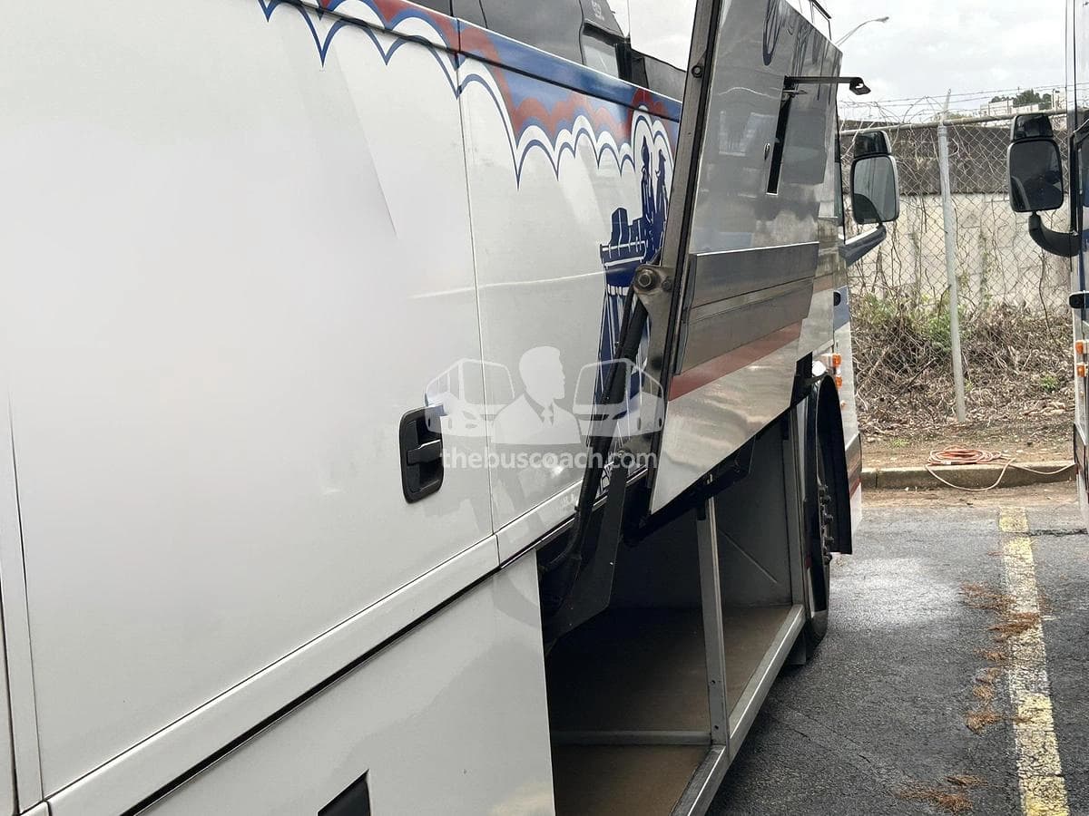 2013 Prevost X3-45 ADA - Image 4