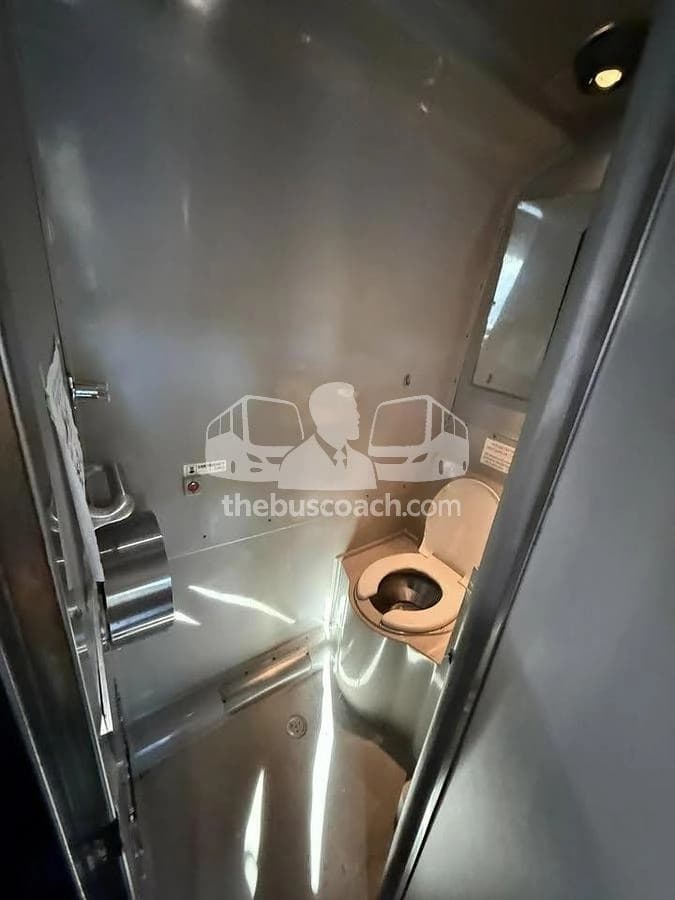 2006 Prevost X3-45 - Image 2