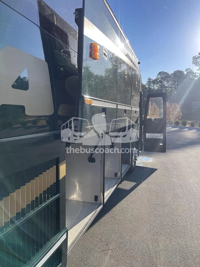 2017 Prevost H3-45 ADA - Image 3