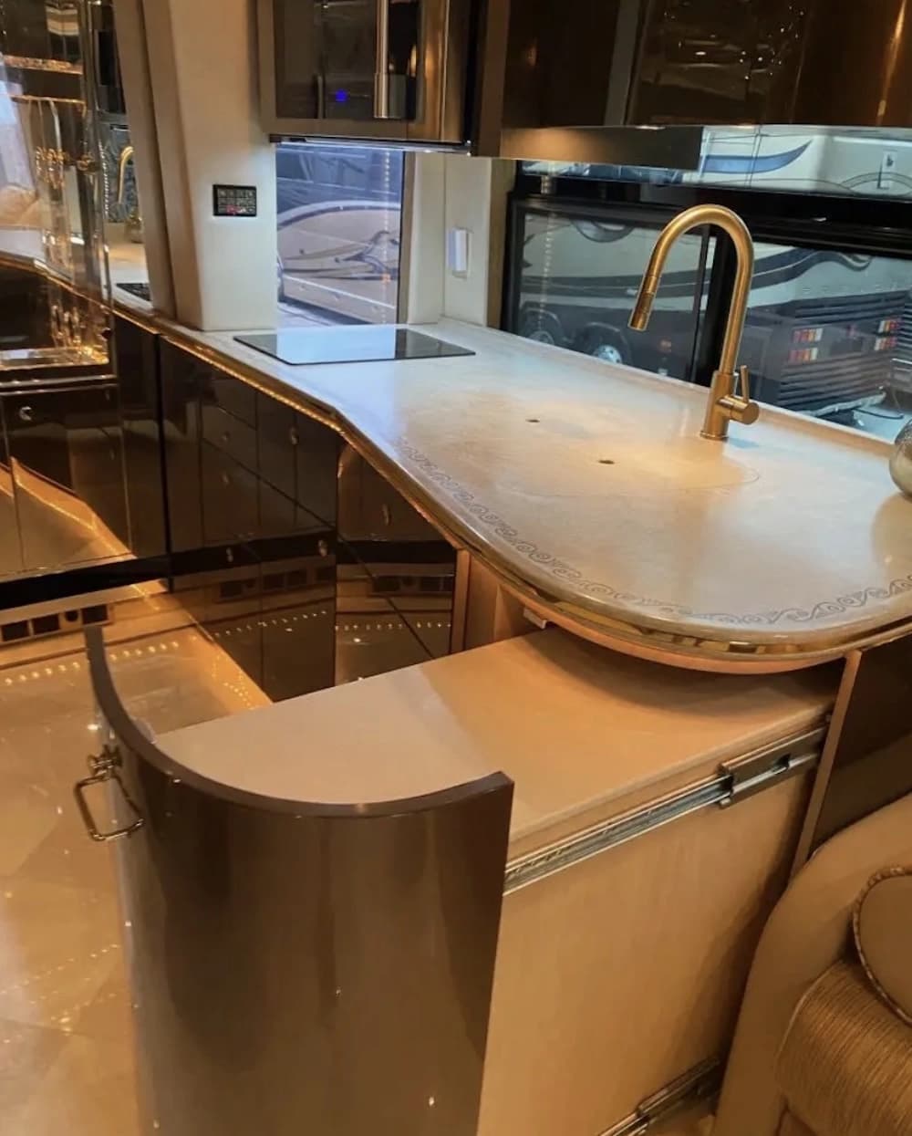 2007 Prevost Featherlite H3-45 Coach - Image 12