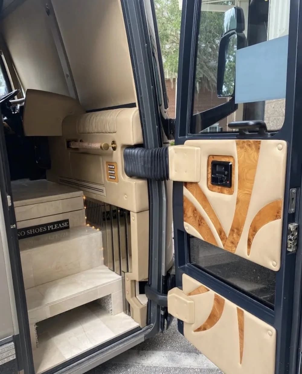 2007 Prevost Featherlite H3-45 Coach - Image 3