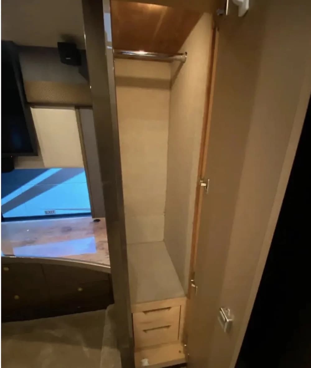 2007 Prevost Featherlite H3-45 Coach - Image 22