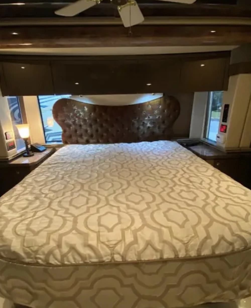 2007 Prevost Featherlite H3-45 Coach - Image 28