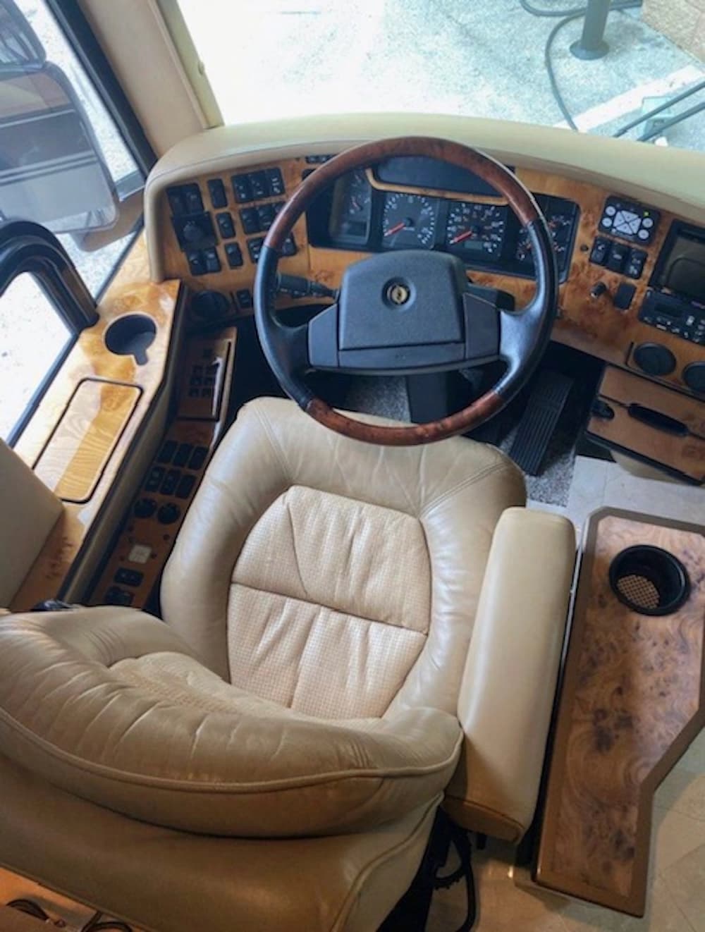 2007 Prevost Featherlite H3-45 Coach - Image 4