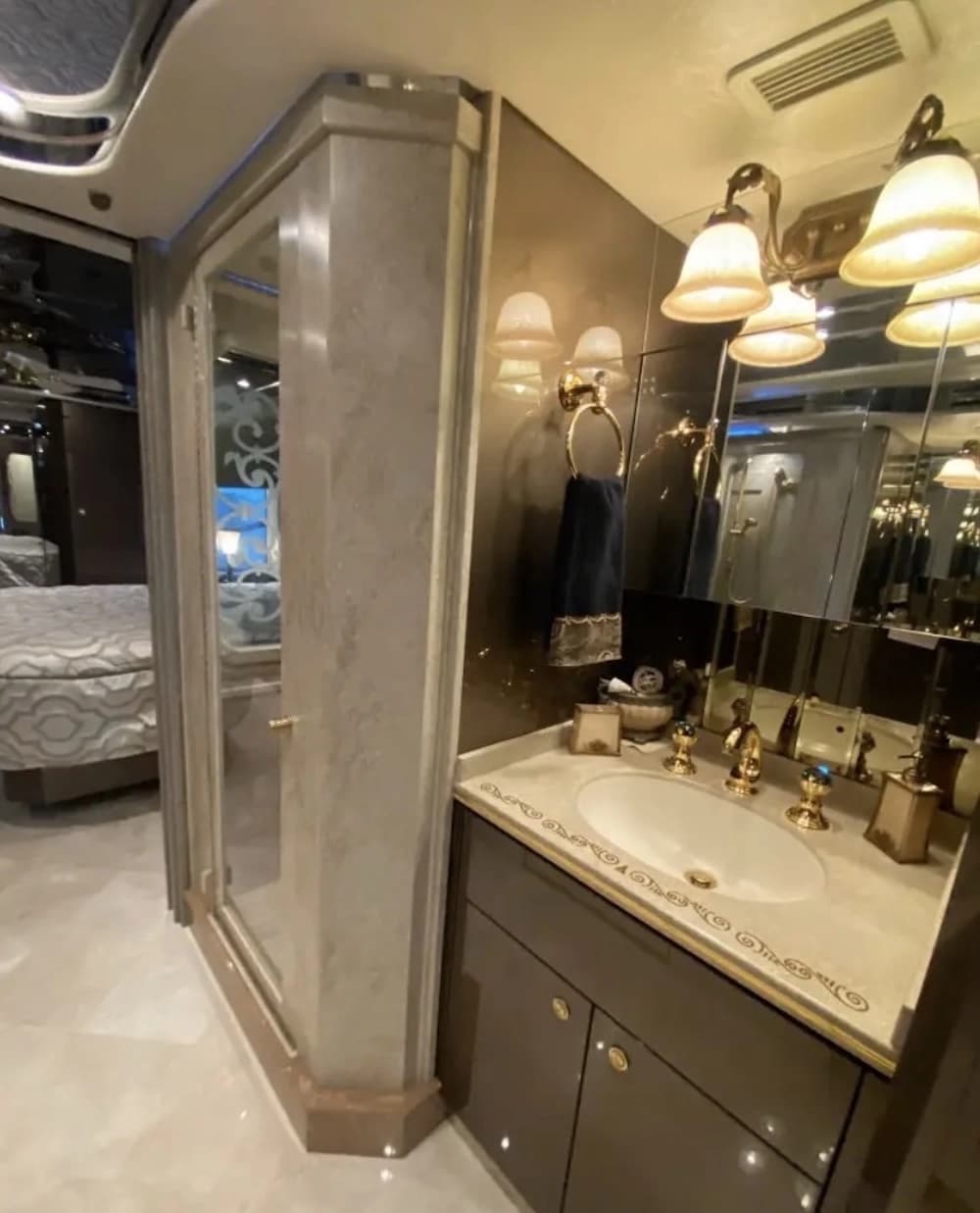 2007 Prevost Featherlite H3-45 Coach - Image 33