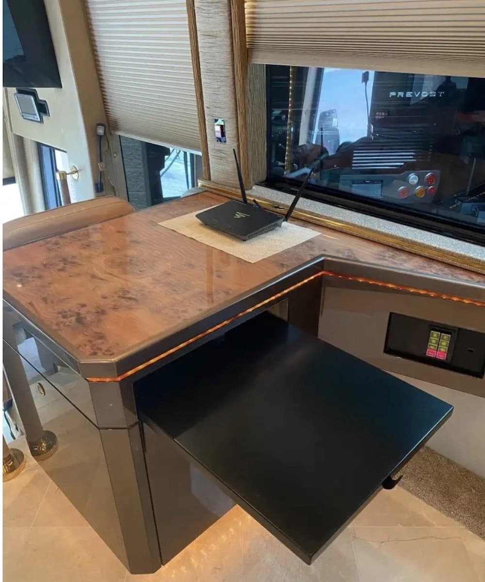 2007 Prevost Featherlite H3-45 Coach - Image 8