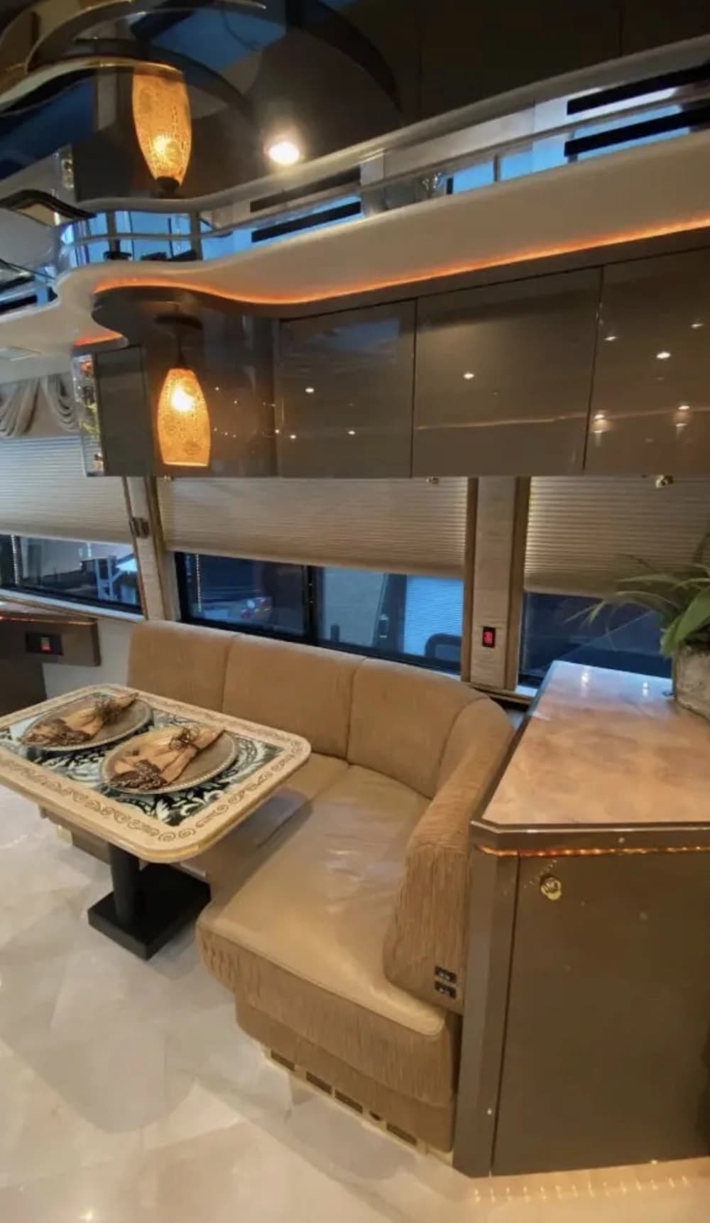 2007 Prevost Featherlite H3-45 Coach - Image 9