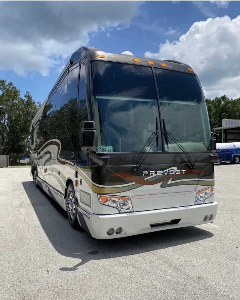 2010 Prevost Featherlite H3-45 Coach - Image 2