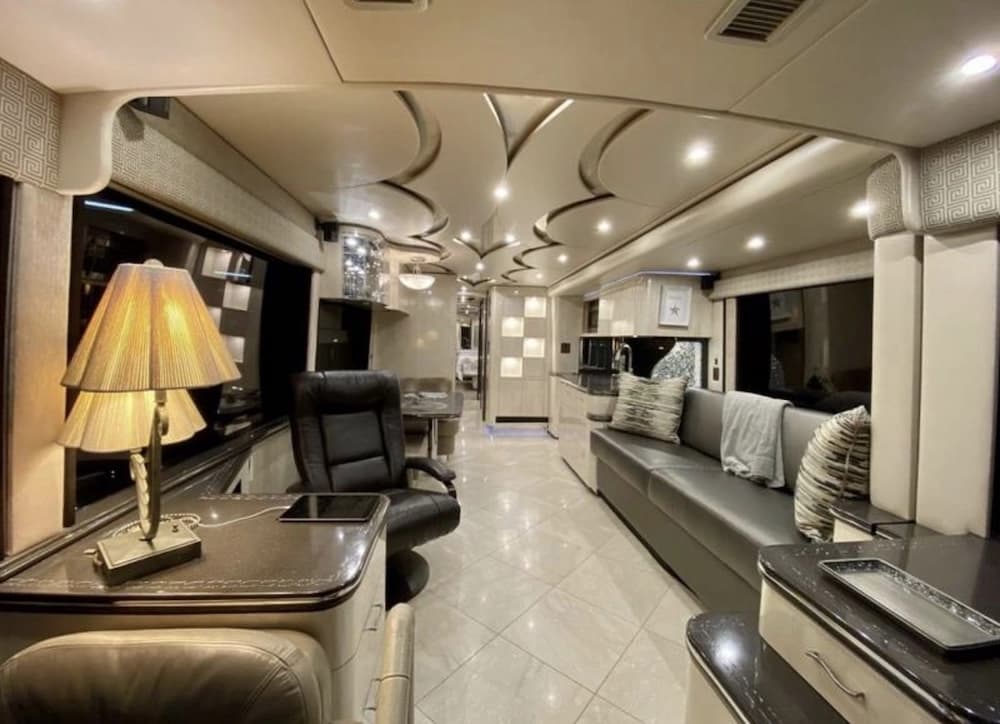 2010 Prevost Featherlite H3-45 Coach - Image 11