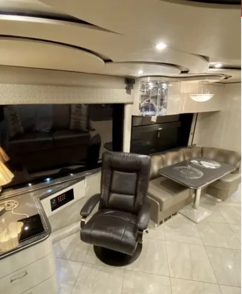 2010 Prevost Featherlite H3-45 Coach - Image 12