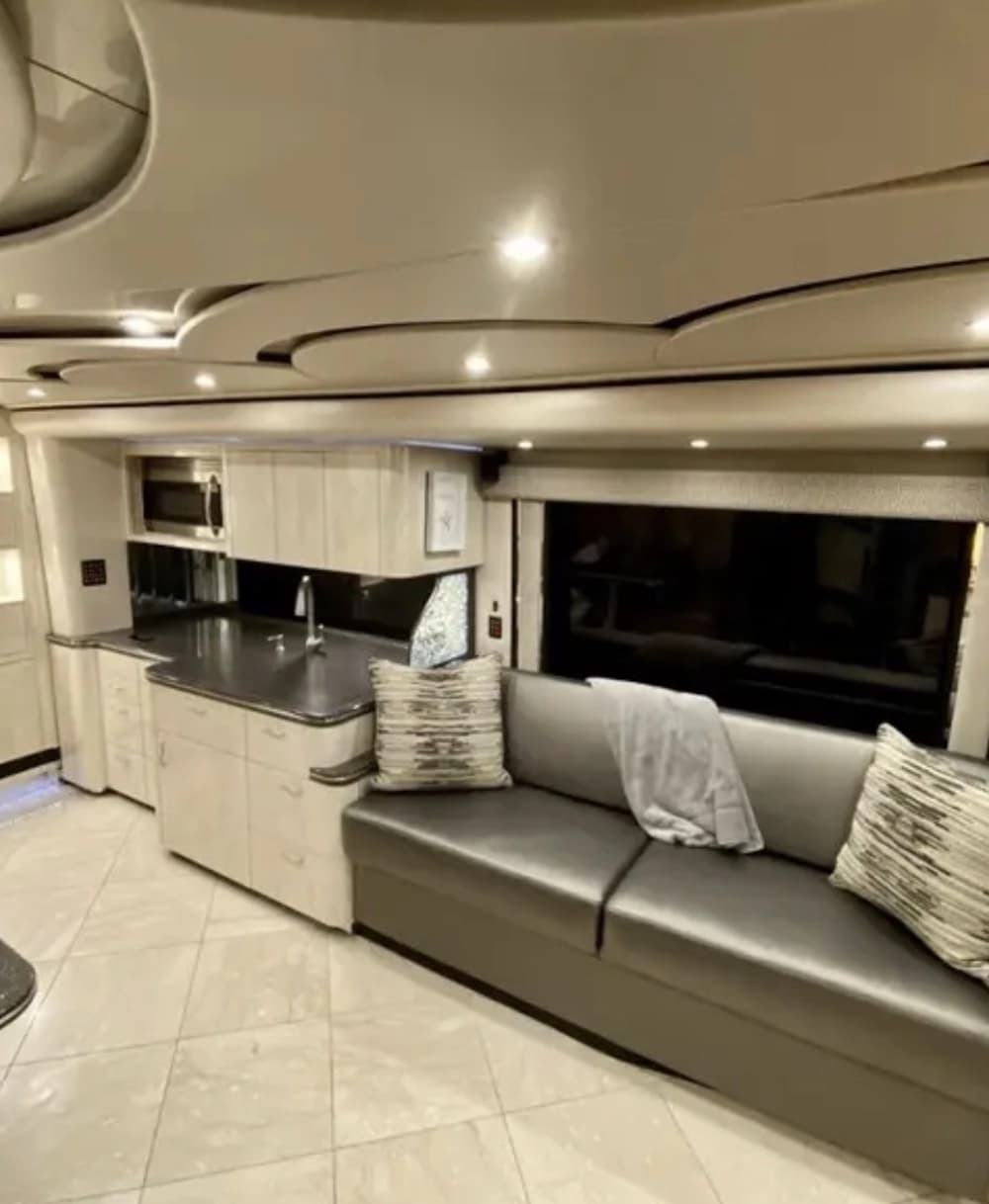 2010 Prevost Featherlite H3-45 Coach - Image 13