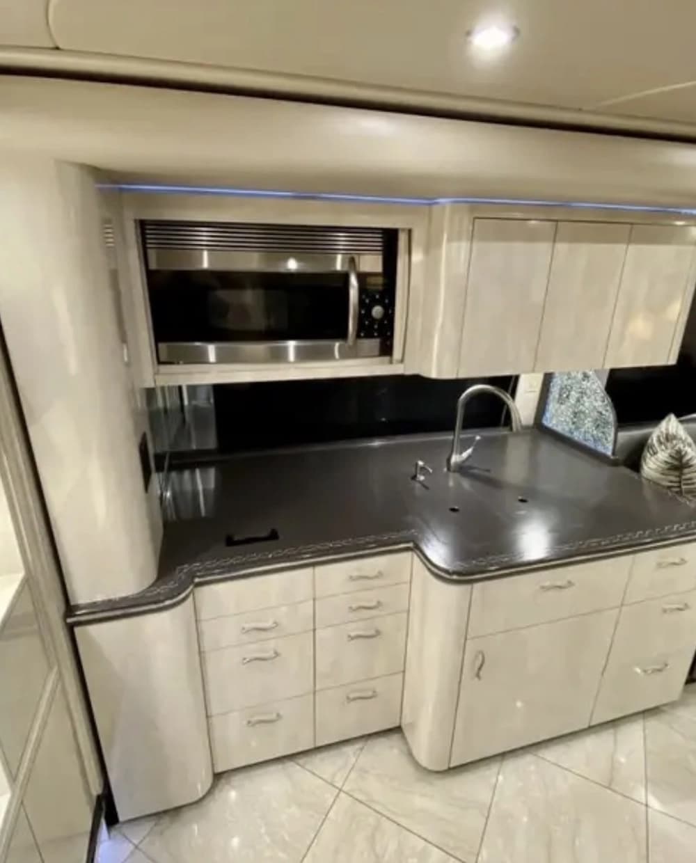 2010 Prevost Featherlite H3-45 Coach - Image 14