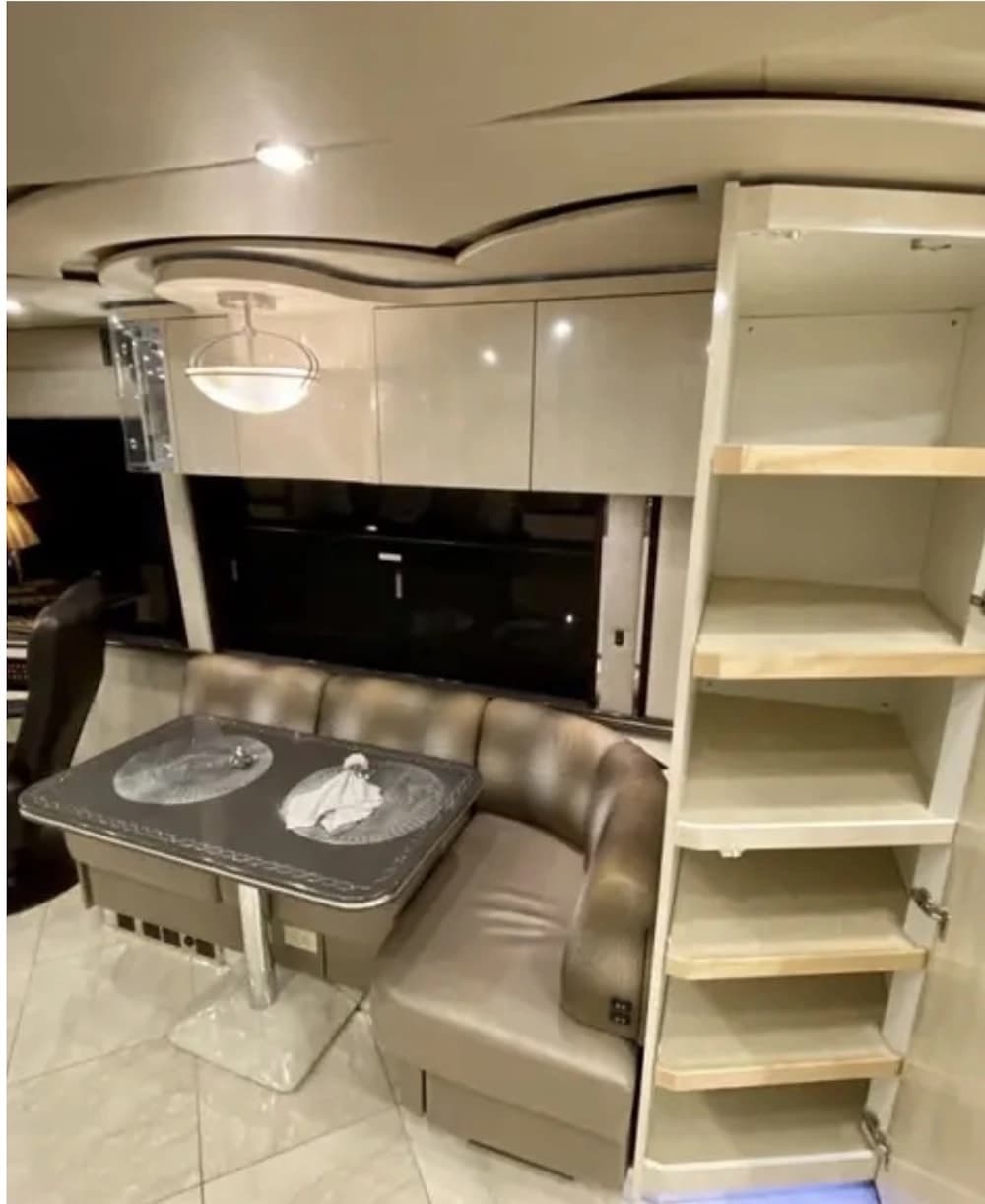 2010 Prevost Featherlite H3-45 Coach - Image 15