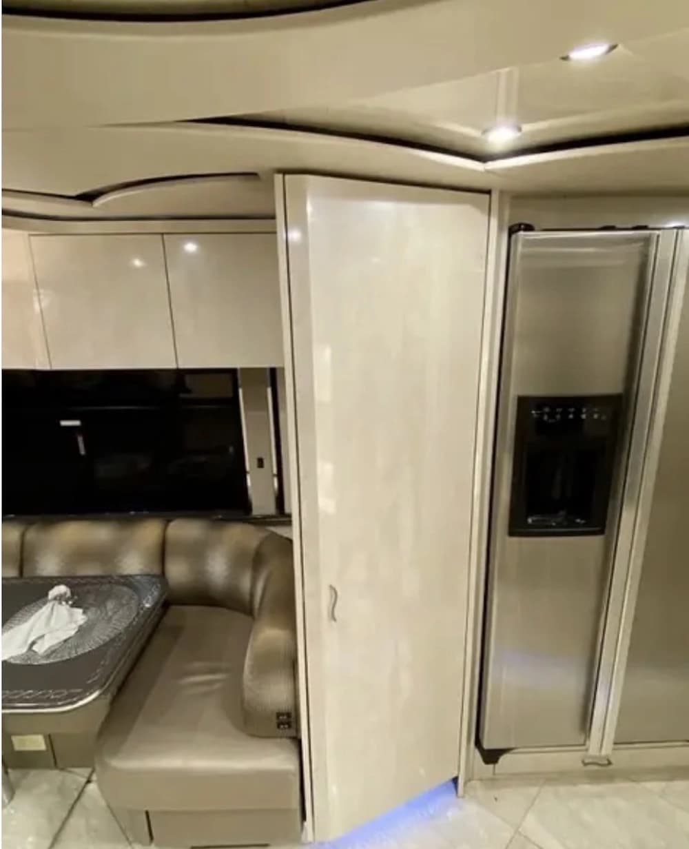 2010 Prevost Featherlite H3-45 Coach - Image 16