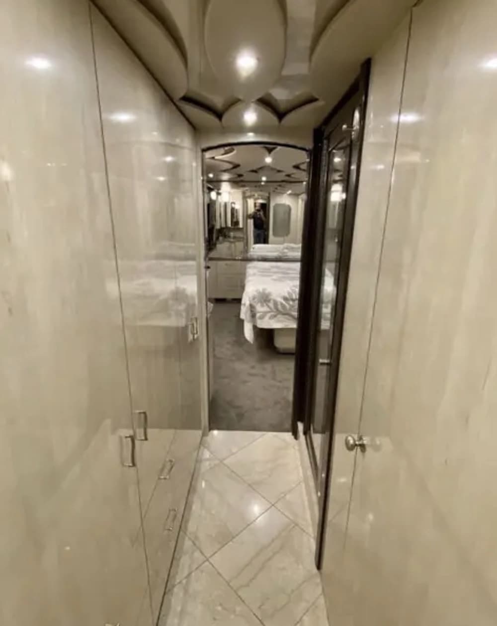 2010 Prevost Featherlite H3-45 Coach - Image 17