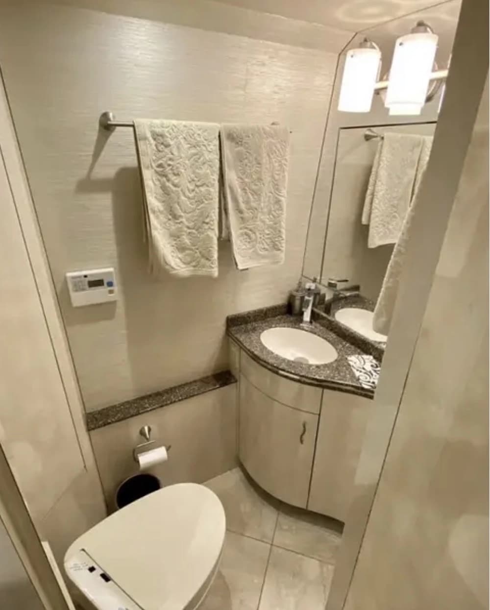 2010 Prevost Featherlite H3-45 Coach - Image 18