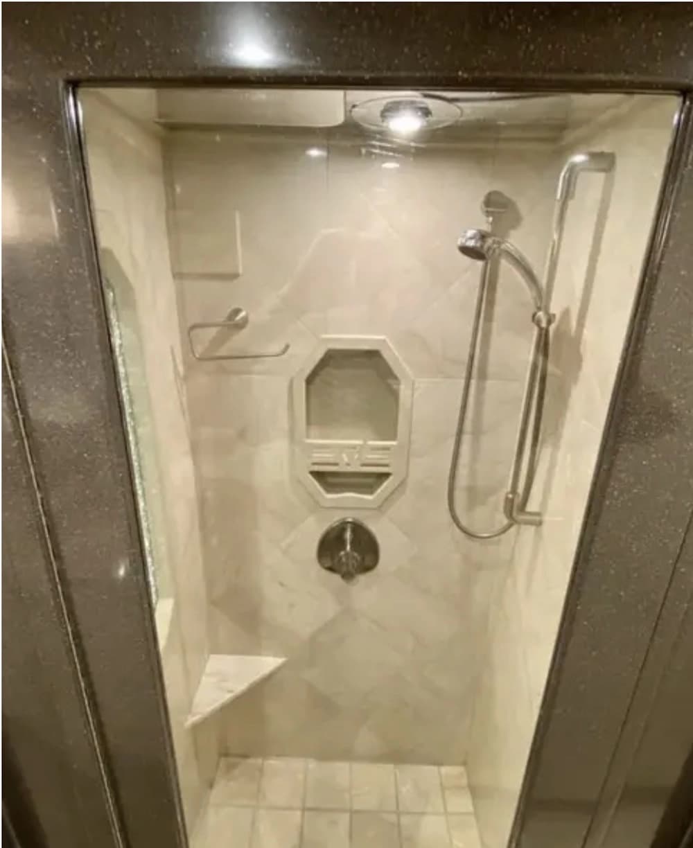 2010 Prevost Featherlite H3-45 Coach - Image 19