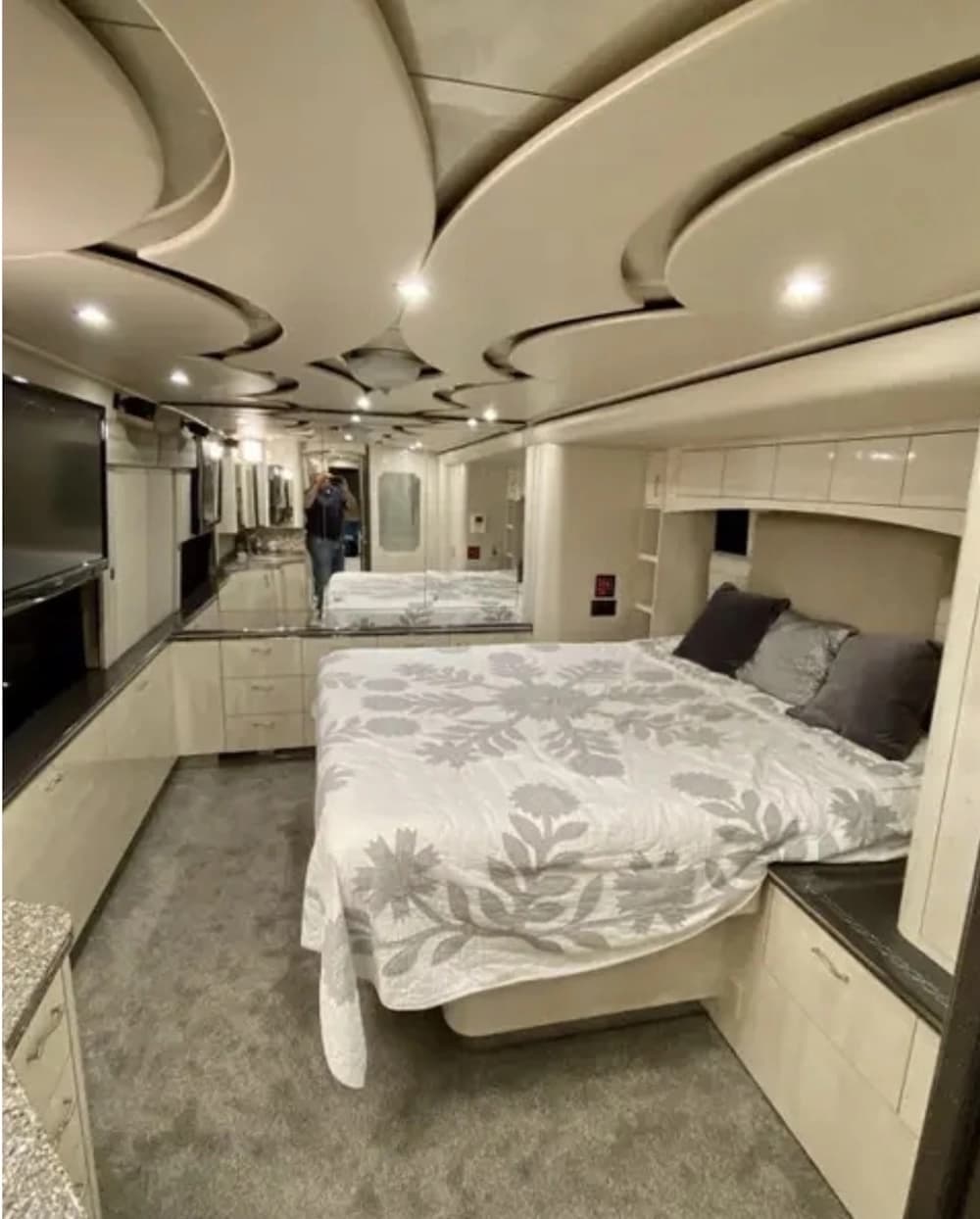 2010 Prevost Featherlite H3-45 Coach - Image 20