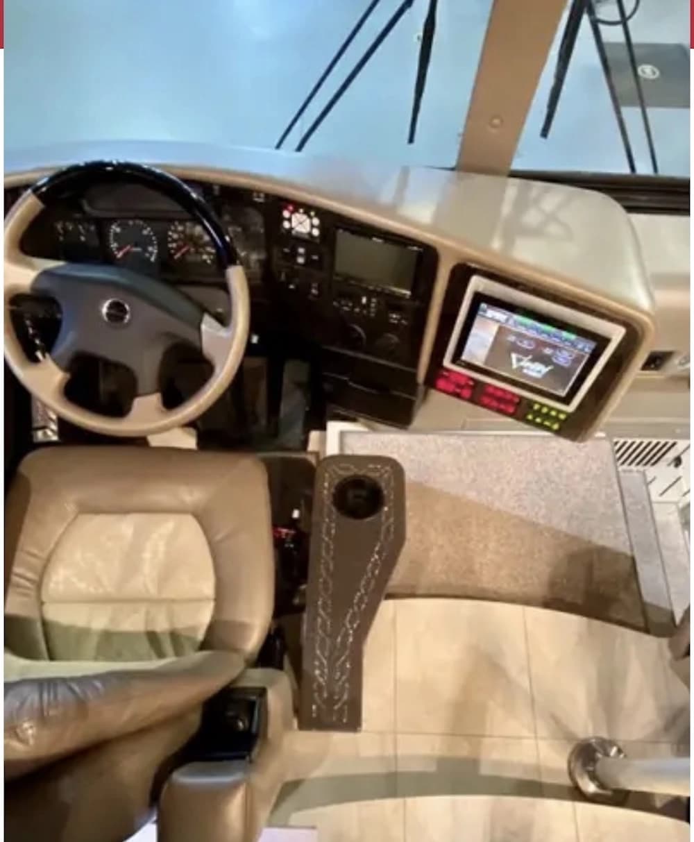 2010 Prevost Featherlite H3-45 Coach - Image 5