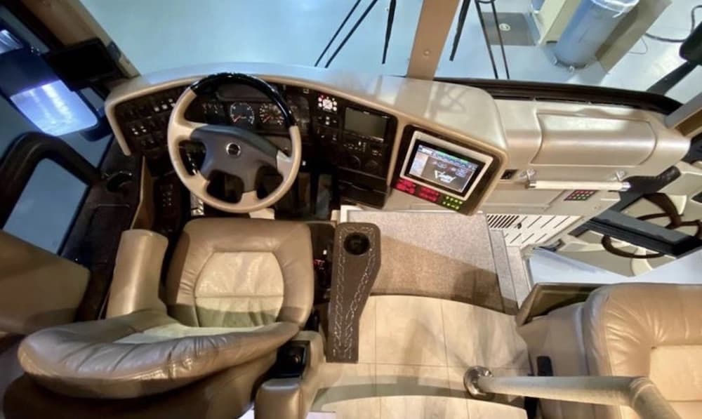 2010 Prevost Featherlite H3-45 Coach - Image 6