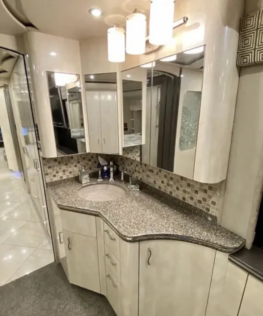 2010 Prevost Featherlite H3-45 Coach - Image 7