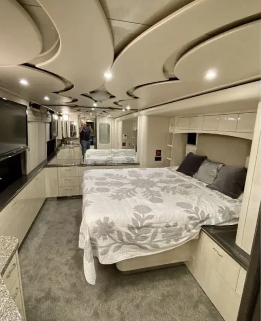 2010 Prevost Featherlite H3-45 Coach - Image 9