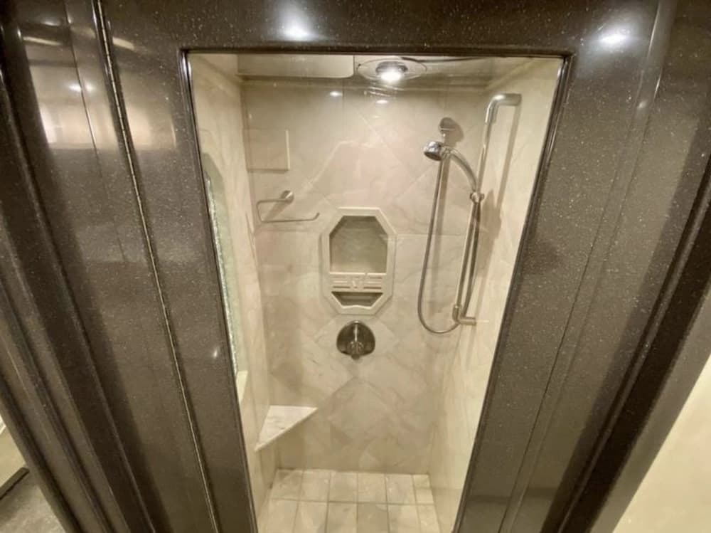 2010 Prevost Featherlite H3-45 Coach - Image 10