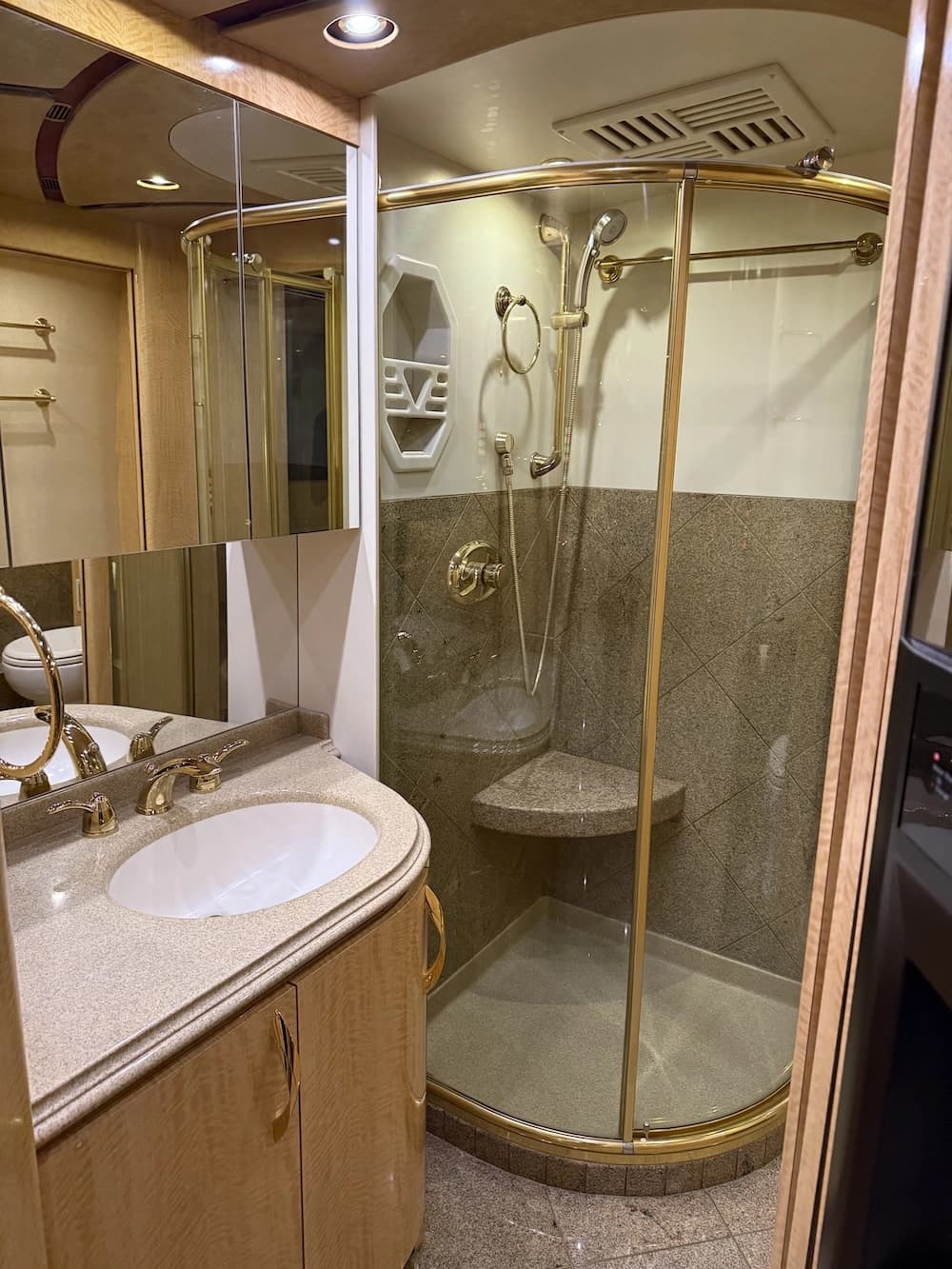 2006 Prevost Marathon H3-45 Motorhome - Image 13