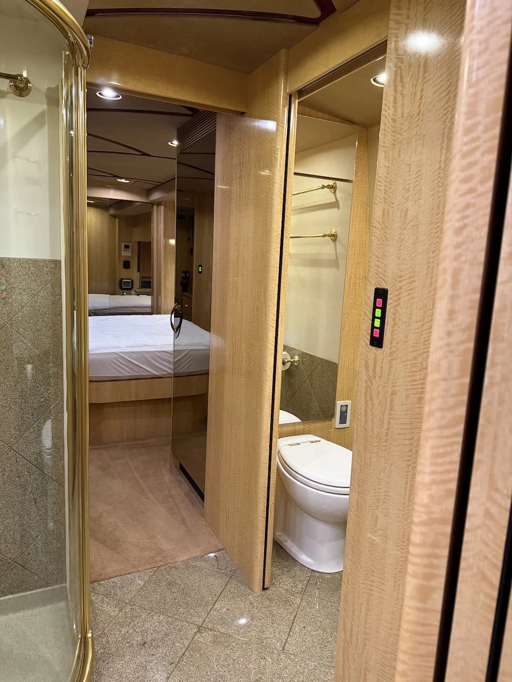 2006 Prevost Marathon H3-45 Motorhome - Image 14