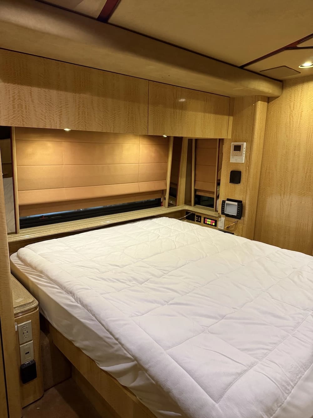 2006 Prevost Marathon H3-45 Motorhome - Image 16