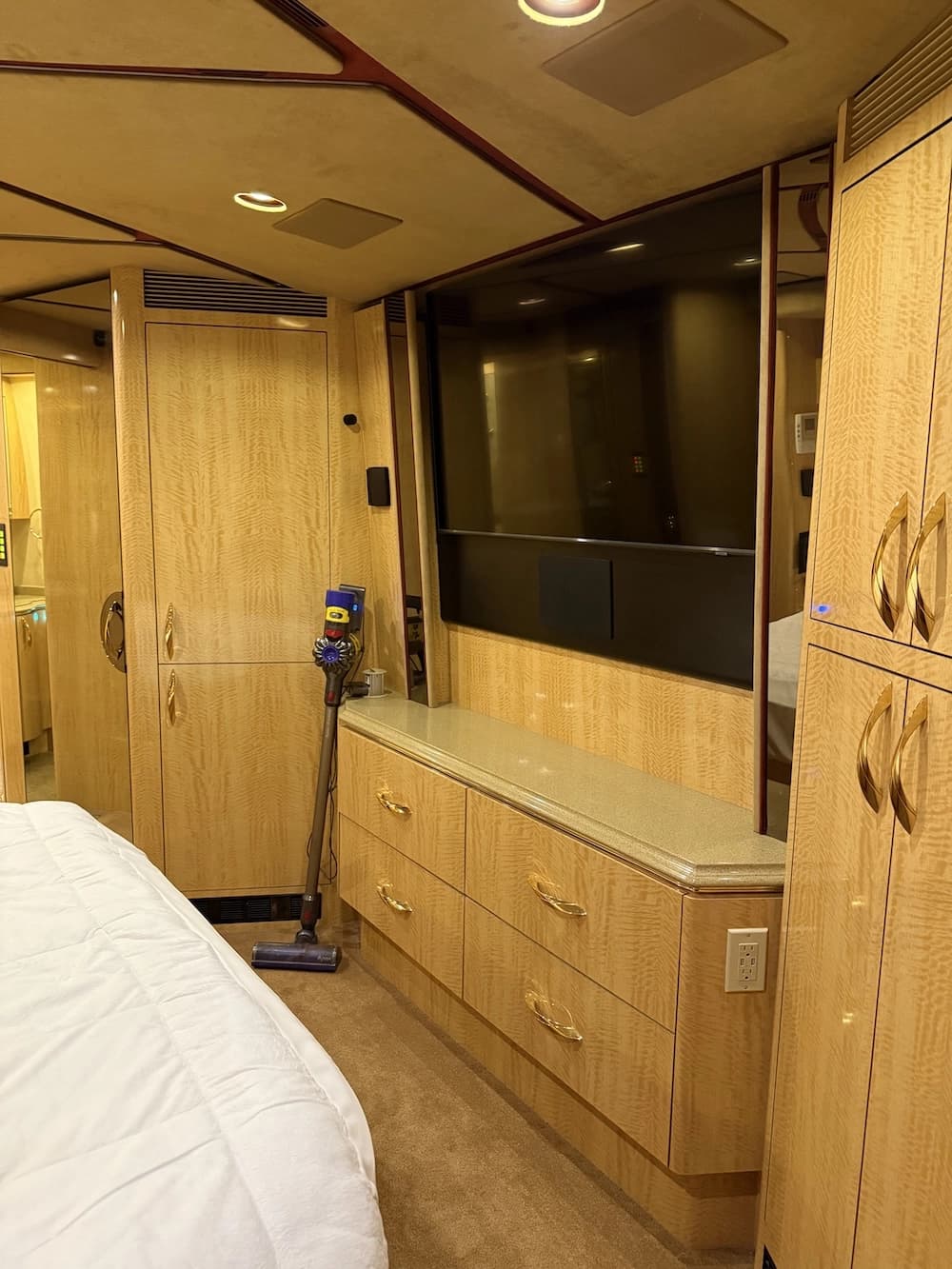 2006 Prevost Marathon H3-45 Motorhome - Image 17