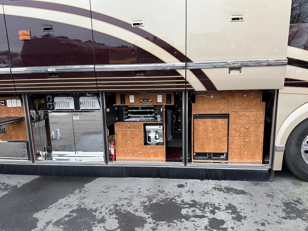 2007 Prevost Featherlite H3-45 Coach - Image 28