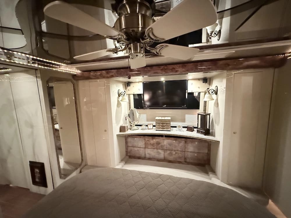 2007 Prevost Featherlite H3-45 Coach - Image 43